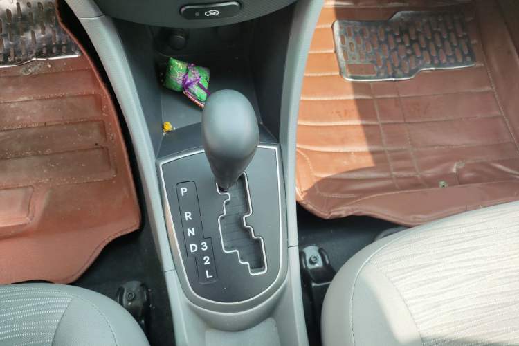 Used Hyundai Verna (older generation) 2014 1.4L Automatic Smart GLS Gear Lever