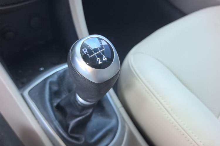 Used Hyundai Verna (older generation) 2014 1.4L Manual Smart GLS Trim Gear Lever