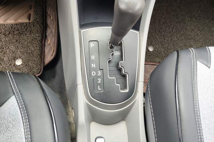 Used Hyundai Verna (older generation) 2014 1.4L Automatic Smart GLS Gear Lever