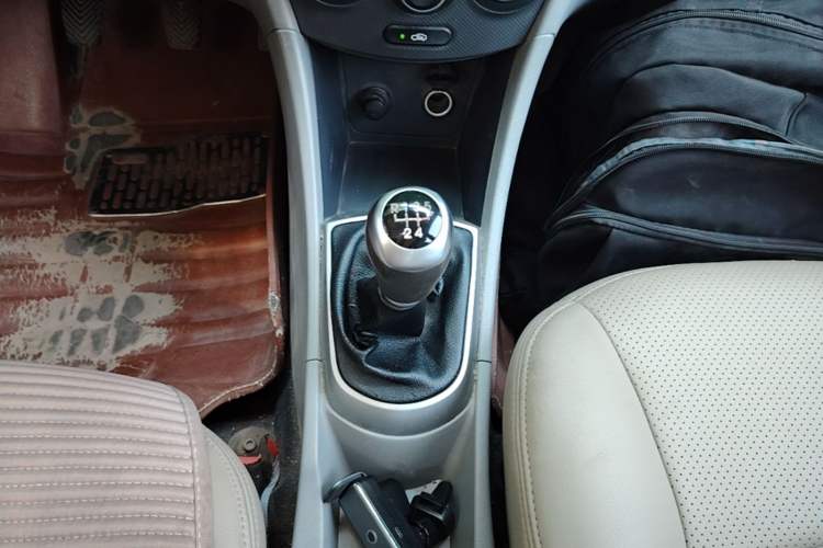 Used Hyundai Verna (older generation) 2014 1.4L Manual Fashion GS Model Gear Lever