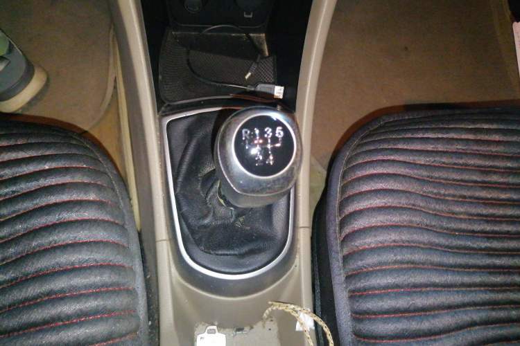 Used Hyundai Verna (older generation) 2014 1.4L Manual Smart GLS Trim Gear Lever