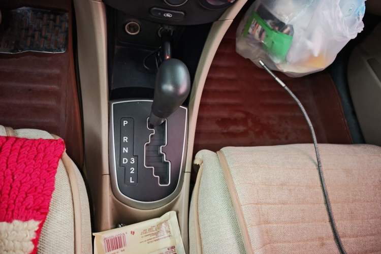 Used Hyundai Verna (older generation) 2014 1.4L Automatic Smart GLS Gear Lever