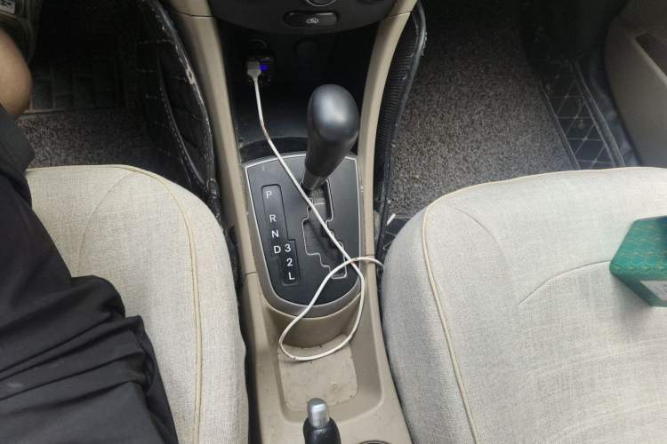 Used Hyundai Verna (older generation) 2014 1.4L Automatic Smart GLS Gear Lever