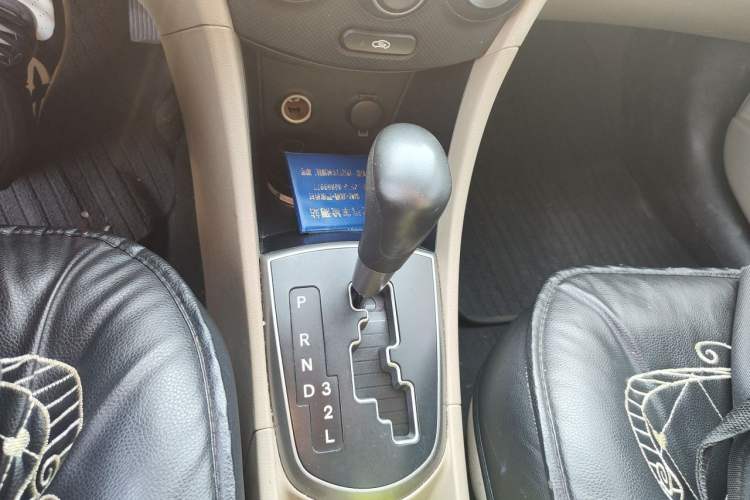 Used Hyundai Verna (older generation) 2014 1.4L Automatic Smart GLS Gear Lever