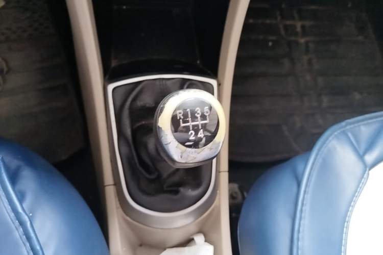 Used Hyundai Verna (older generation) 2014 1.4L Manual Smart GLS Trim Gear Lever
