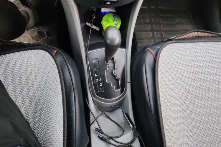 Used Hyundai Verna (older generation) 2014 1.4L Automatic Smart GLS Gear Lever