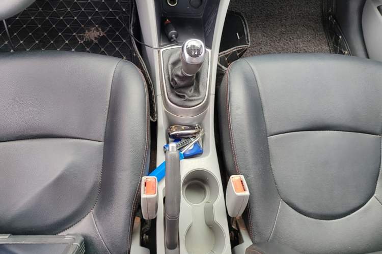 Used Hyundai Verna (older generation) 2014 1.4L Manual Smart GLS Trim Gear Lever