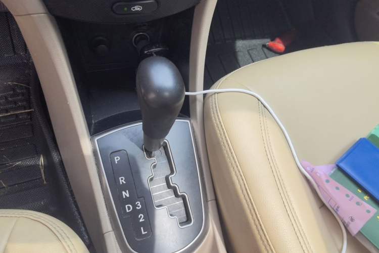 Used Hyundai Verna (older generation) 2014 1.4L Automatic Leading-Edge GLX Gear Lever