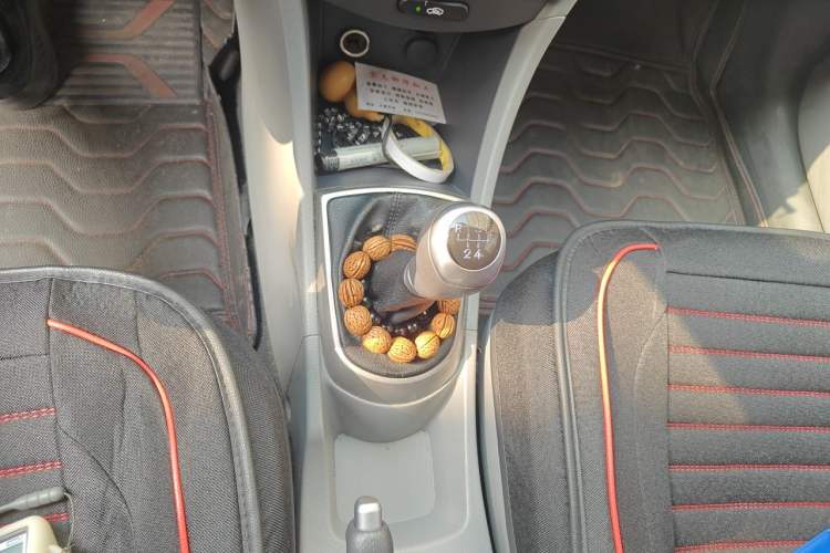 Used Hyundai Verna (older generation) 2014 1.4L Manual Smart GLS Trim Gear Lever