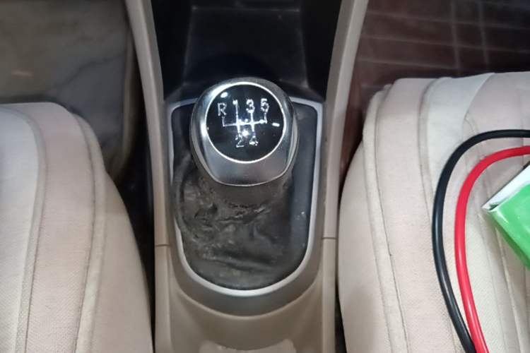 Used Hyundai Verna (older generation) 2014 1.4L Manual Smart GLS Trim Gear Lever