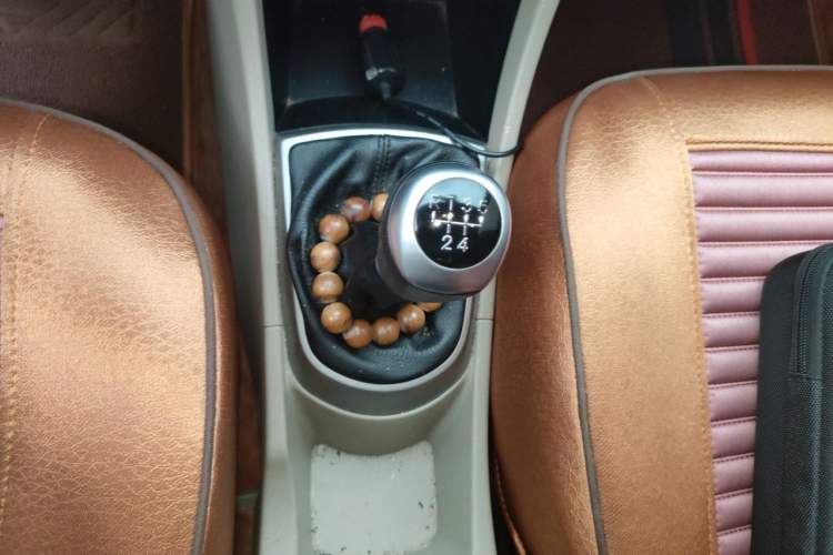 Used Hyundai Verna (older generation) 2014 1.4L Manual Smart GLS Trim Gear Lever