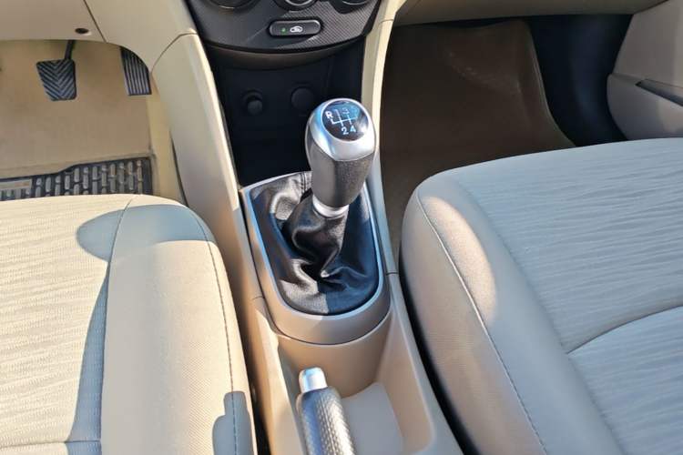 Used Hyundai Verna (older generation) 2014 1.4L Manual Smart GLS Trim Gear Lever