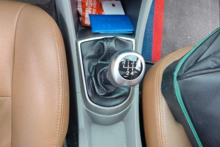 Used Hyundai Verna (older generation) 2014 1.4L Manual Smart GLS Trim Gear Lever