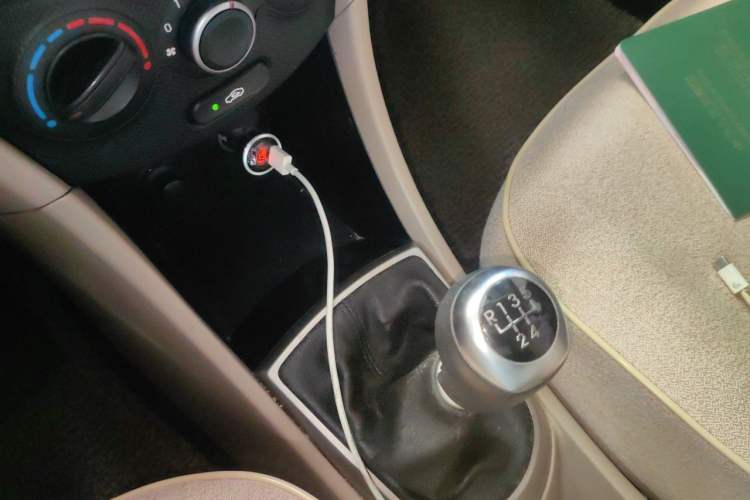 Used Hyundai Verna (older generation) 2014 1.4L Manual Smart GLS Trim Gear Lever
