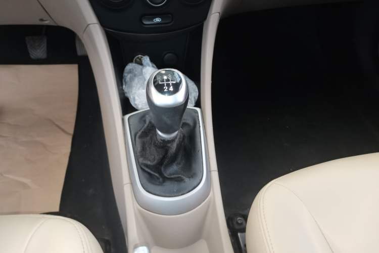 Used Hyundai Verna (older generation) 2014 1.4L Manual Smart GLS Trim Gear Lever