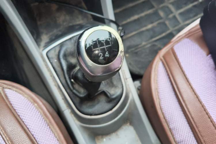 Used Hyundai Verna (older generation) 2014 1.4L Manual Smart GLS Trim Gear Lever