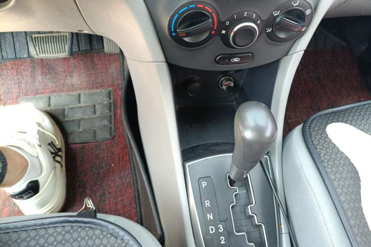 Used Hyundai Verna (older generation) 2014 1.4L Automatic Fashion GS Model Gear Lever