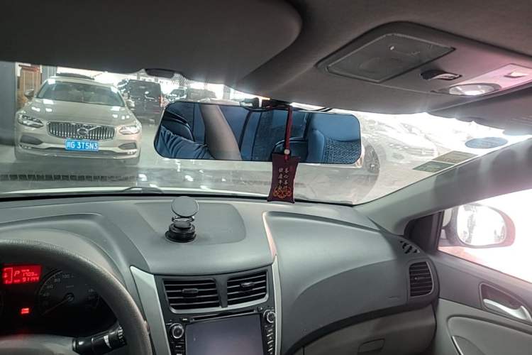 Used Hyundai Verna (older generation) 2014 1.4L Automatic Smart GLS Headliner