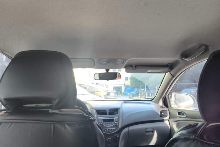 Used Hyundai Verna (older generation) 2014 1.4L Automatic Smart GLS Headliner