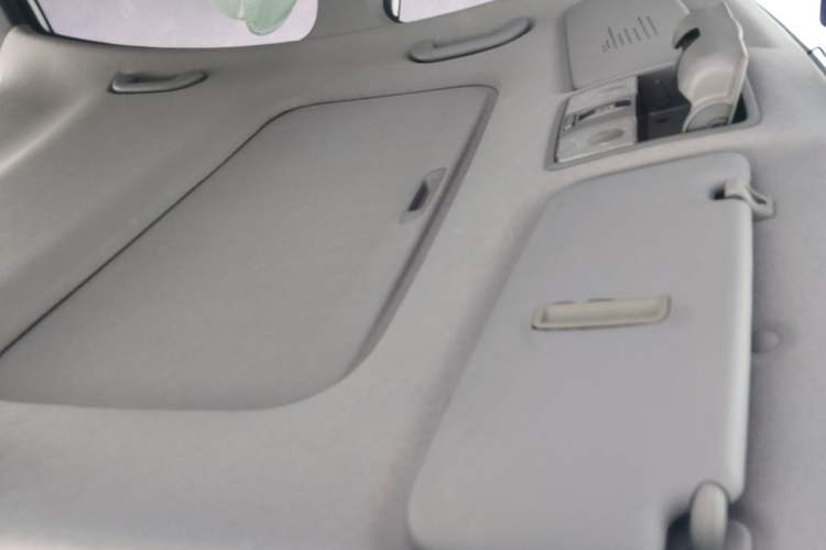 Used Hyundai Verna (older generation) 2014 1.4L Automatic Leading-Edge GLX Headliner