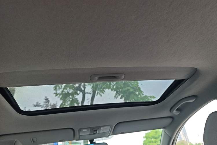 Used Hyundai Verna (older generation) 2014 1.4L Automatic Leading-Edge GLX Headliner