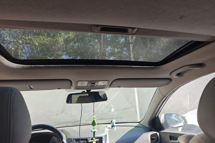 Used Hyundai Verna (older generation) 2014 1.4L Automatic Leading-Edge GLX Headliner