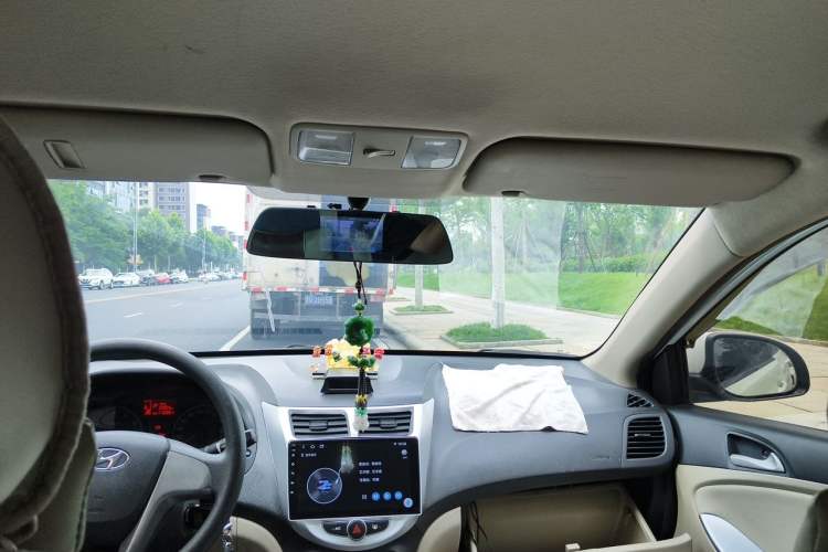 Used Hyundai Verna (older generation) 2014 1.4L Automatic Smart GLS Headliner