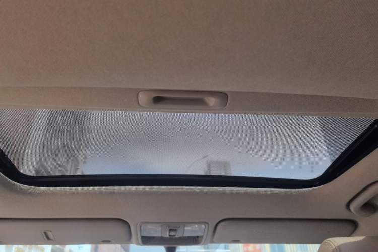 Used Hyundai Verna (older generation) 2014 1.4L Automatic Leading-Edge GLX Headliner