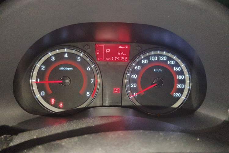 Used Hyundai Verna (older generation) 2014 1.4L Automatic Leading-Edge GLX Instrument Cluster