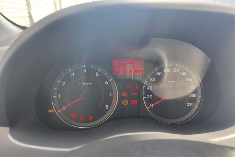 Used Hyundai Verna (older generation) 2014 1.4L Automatic Leading-Edge GLX Instrument Cluster