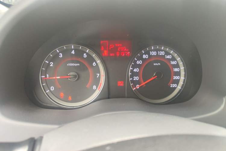 Used Hyundai Verna (older generation) 2014 1.4L Automatic Leading-Edge GLX Instrument Cluster
