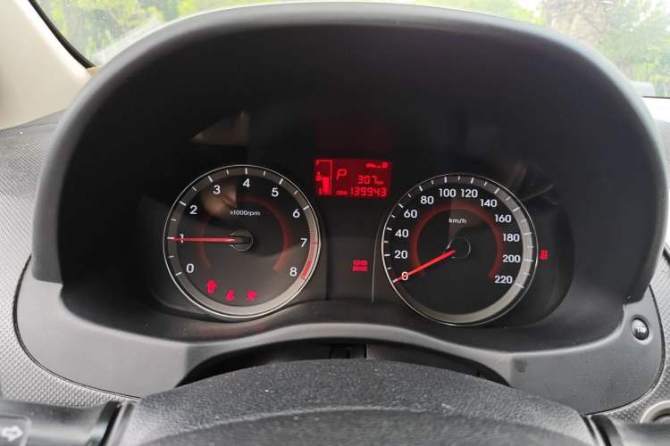 Used Hyundai Verna (older generation) 2014 1.4L Automatic Leading-Edge GLX Instrument Cluster