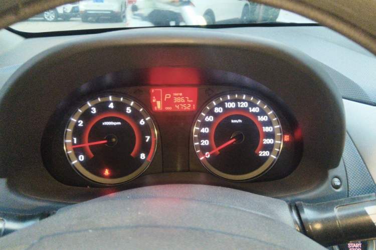 Used Hyundai Verna (older generation) 2014 1.4L Automatic Leading-Edge GLX Instrument Cluster
