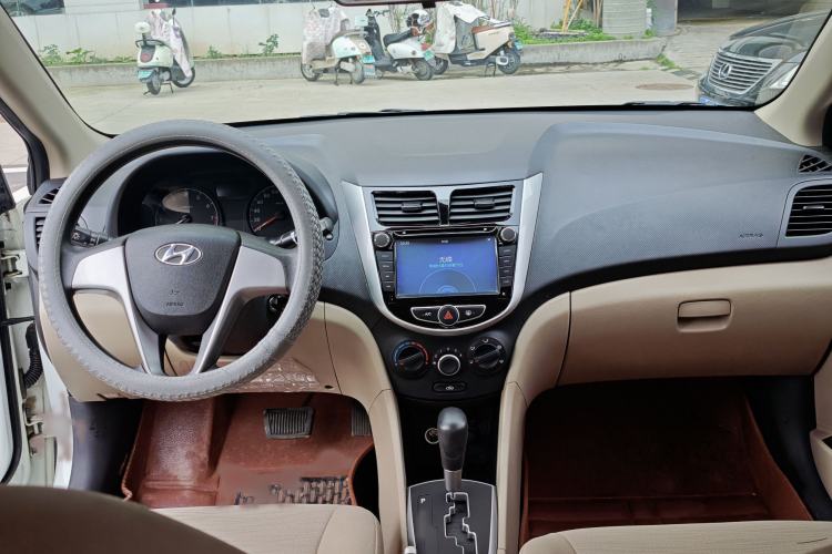 Used Hyundai Verna (older generation) 2014 1.4L Automatic Smart GLS Interior 1