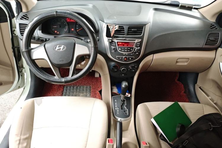 Used Hyundai Verna (older generation) 2014 1.4L Automatic Smart GLS Interior 2