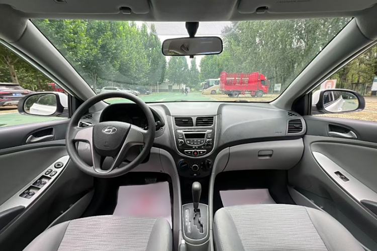 Used Hyundai Verna (older generation) 2014 1.4L Automatic Smart GLS Interior 2