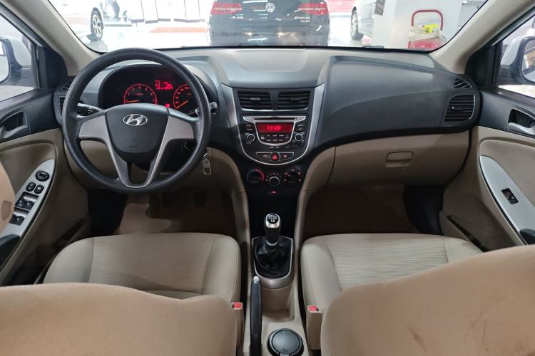 Used Hyundai Verna (older generation) 2014 1.4L Manual Smart GLS Trim Interior 2