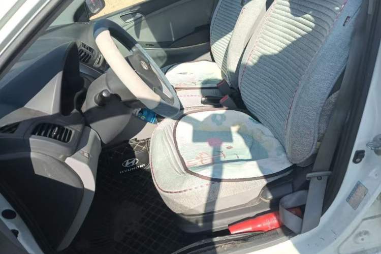 Used Hyundai Verna (older generation) 2014 1.4L Manual Smart GLS Trim Interior 2