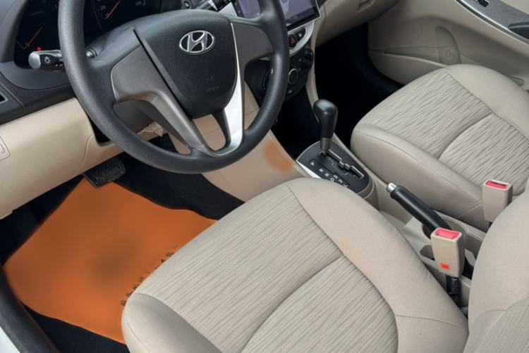 Used Hyundai Verna (older generation) 2014 1.4L Automatic Smart GLS Interior 2