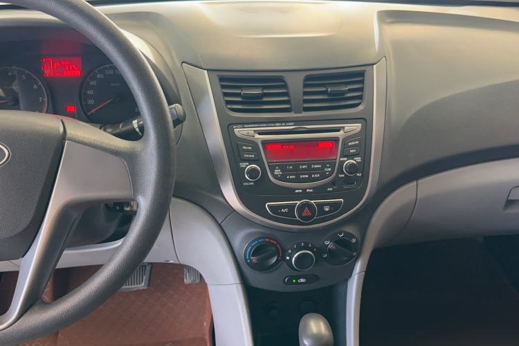 Used Hyundai Verna (older generation) 2014 1.4L Automatic Smart GLS Interior 2