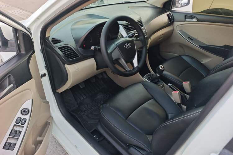 Used Hyundai Verna (older generation) 2014 1.4L Manual Smart GLS Trim Interior 2