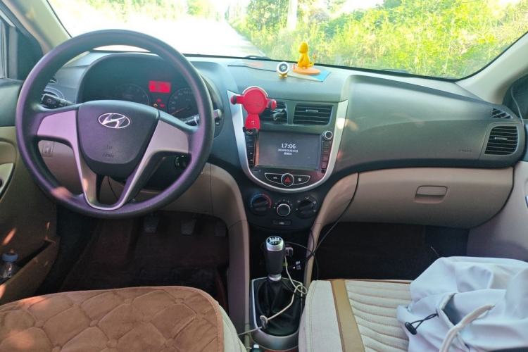 Used Hyundai Verna (older generation) 2014 1.4L Manual Smart GLS Trim Interior 2