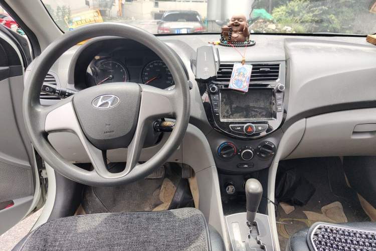 Used Hyundai Verna (older generation) 2014 1.4L Automatic Smart GLS Interior 2