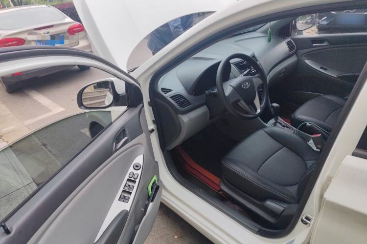Used Hyundai Verna (older generation) 2014 1.4L Automatic Smart GLS Interior 3