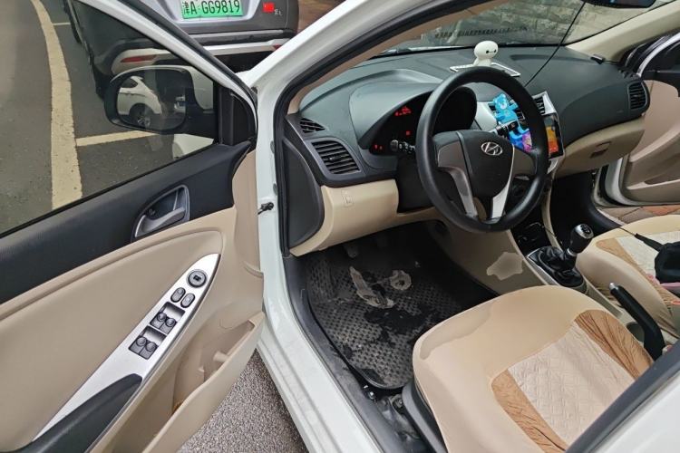 Used Hyundai Verna (older generation) 2014 1.4L Manual Smart GLS Trim Interior 3