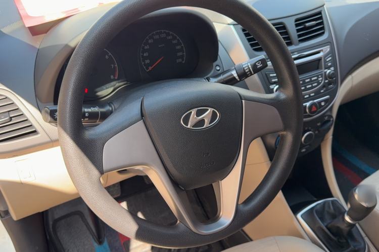 Used Hyundai Verna (older generation) 2014 1.4L Manual Smart GLS Trim Interior 3
