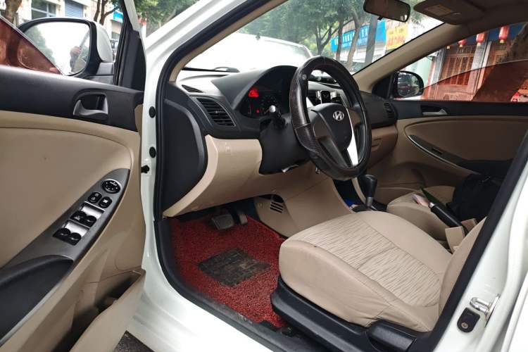 Used Hyundai Verna (older generation) 2014 1.4L Automatic Smart GLS Interior 3