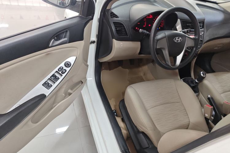 Used Hyundai Verna (older generation) 2014 1.4L Manual Smart GLS Trim Interior 3