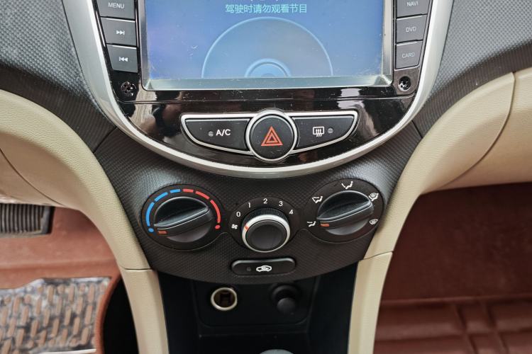 Used Hyundai Verna (older generation) 2014 1.4L Automatic Smart GLS Interior 3