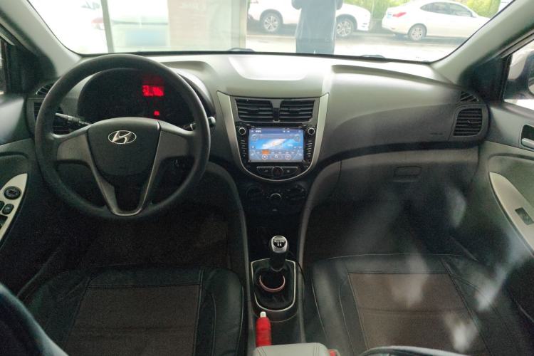 Used Hyundai Verna (older generation) 2014 1.4L Manual Smart GLS Trim Interior 3